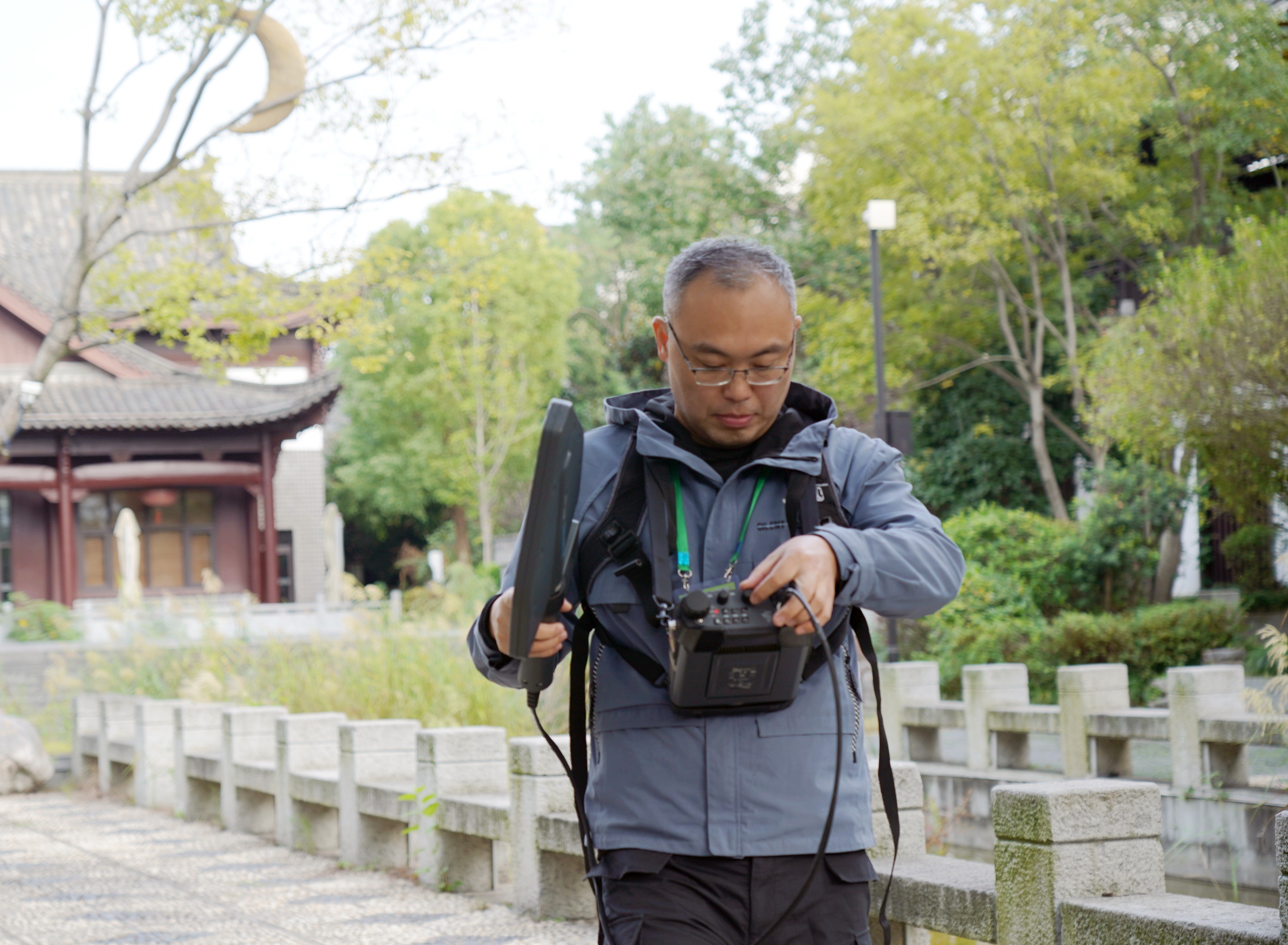队员在演练场地对考试作弊信号进行测向定位