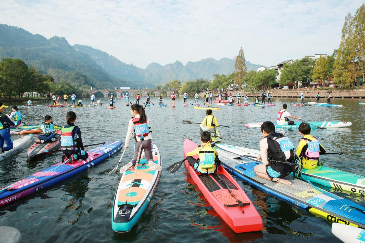 休宁县老兵救援队圆满完成桨板赛护航任务