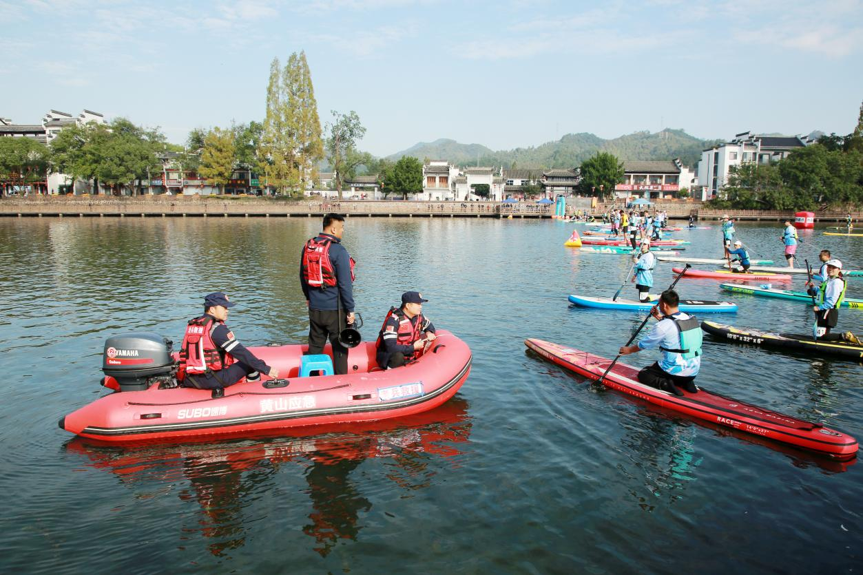 休宁县老兵救援队圆满完成桨板赛护航任务