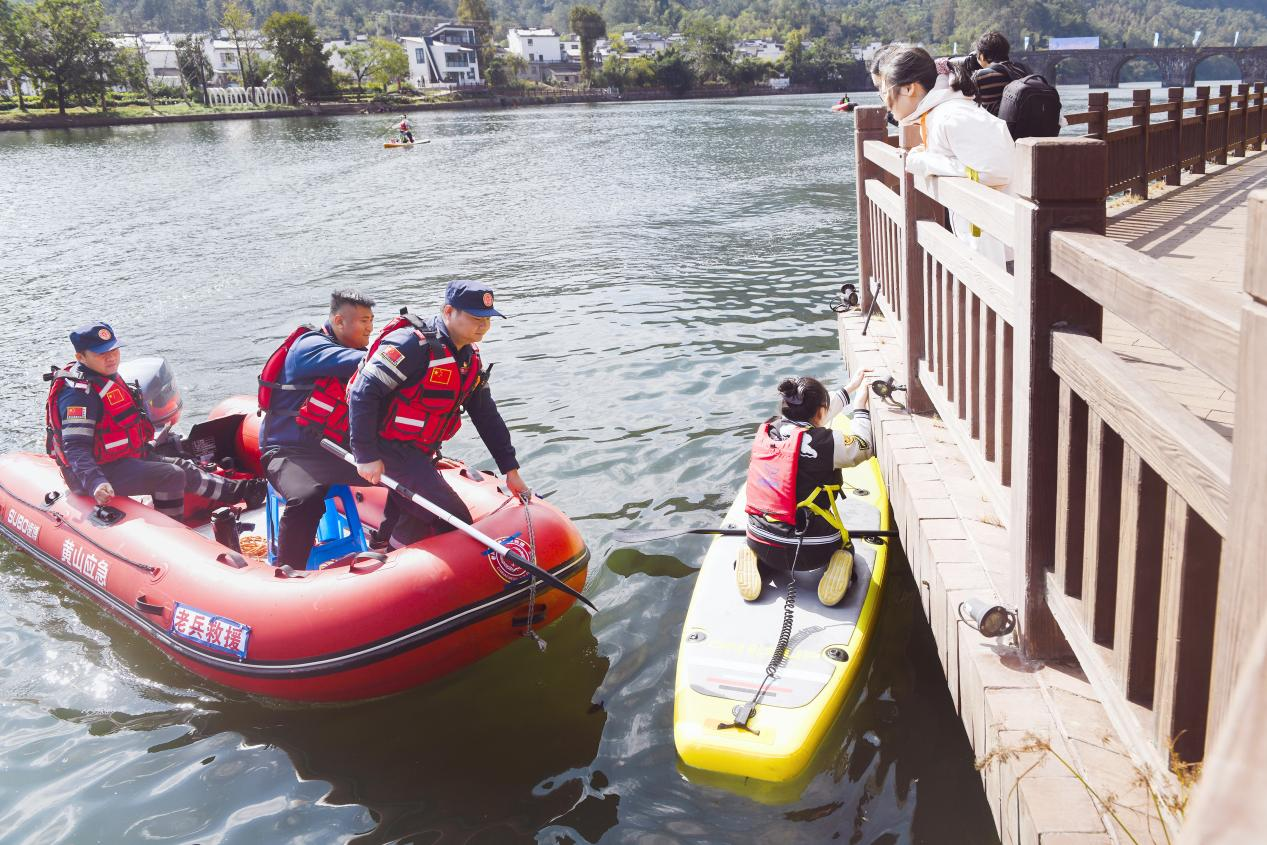 休宁县老兵救援队圆满完成桨板赛护航任务