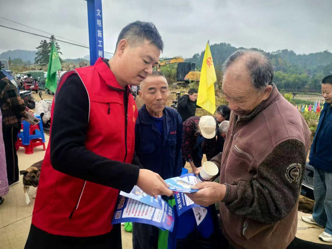 歙县王村镇：丰收时节话平安 文艺汇演传新风