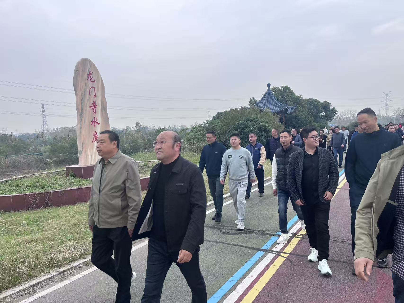 图2：2025年11月6日，在安徽省长丰县下塘镇龙门寺水库 ，开展健步走活动