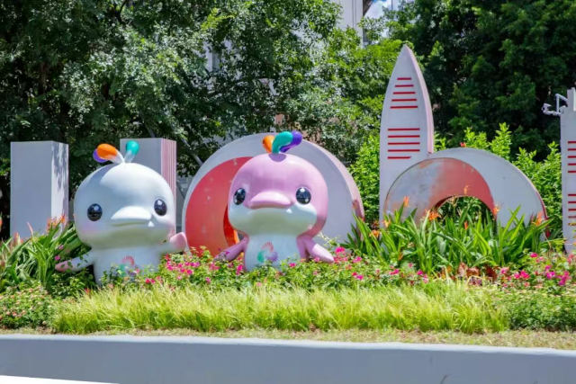 深圳滨河路-宝安立交，“喜洋洋”和“乐融融”?悄然伫立，为城市街角添一抹活力亮色。图源：深圳发布