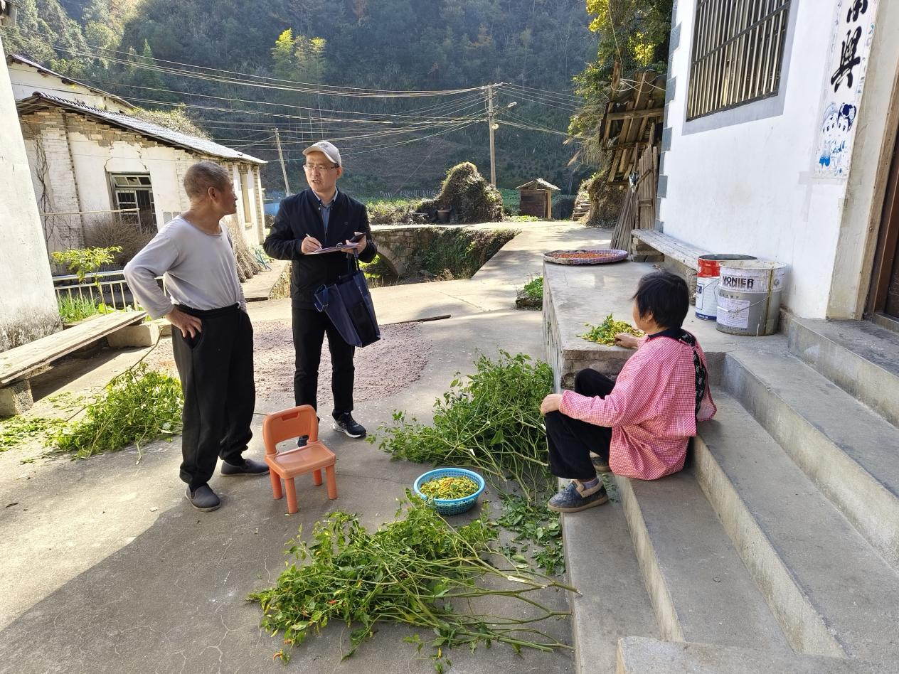 祁门金字牌镇：走村入户听民声   精准识别防返贫