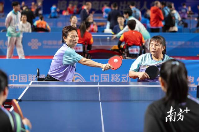 黄丽明（左）击球。