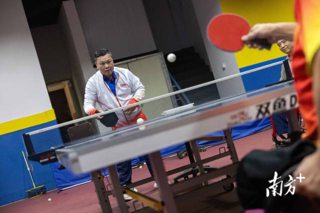 黄丽明平常在吴汉斌指导下练习乒乓球。