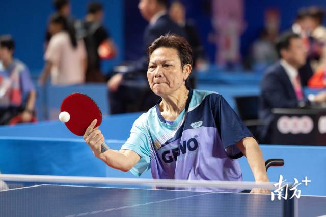 黄丽明在比赛时常常双唇紧抿，很认真地对待每一板球。