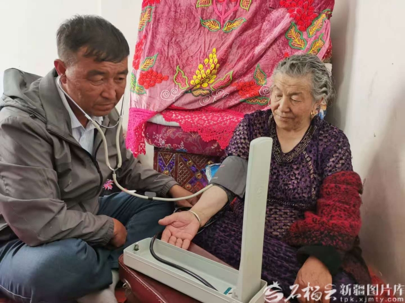 致敬新疆榜样丨牧区行走33年的“马背医生”