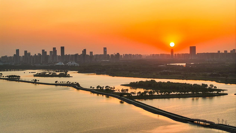 5月1日，游客正在新晋网红打卡点——合肥湖滨国家湿地公园“十里长堤”游玩。张运玲摄