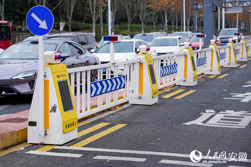 望江路上合肥首条首条智能潮汐车道。人民网记者 苗子健摄