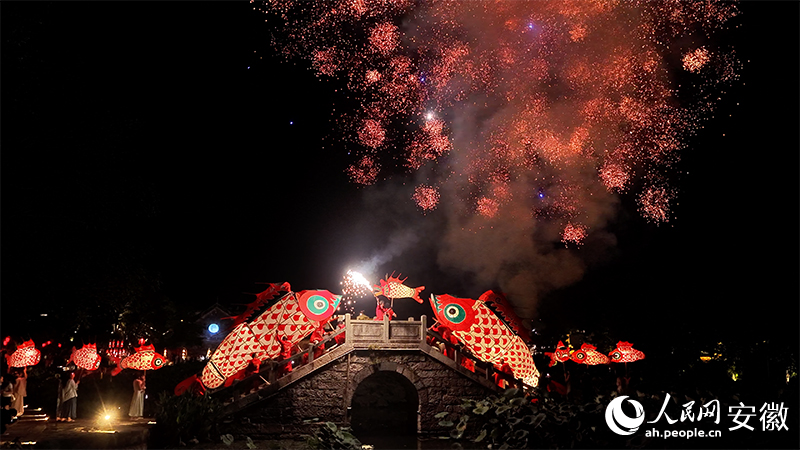 二鱼戏珠。人民网 郭昊摄