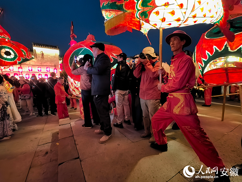 “二叔”江有良因为舞鱼灯，成了村里的红人。人民网记者 汪瑞华摄