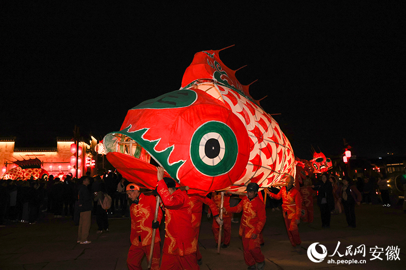 鱼灯夜游。人民网记者 张俊摄