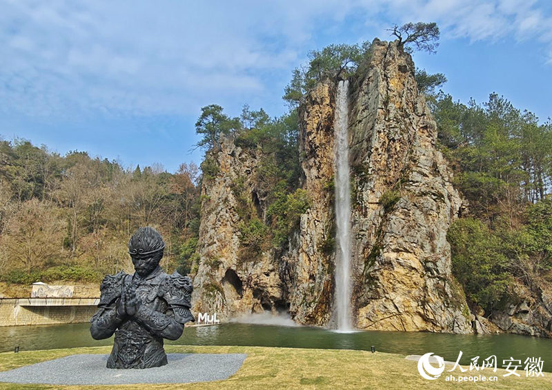 位于花石乡的“暮林·见山瀑布”。人民网记者 周坤摄