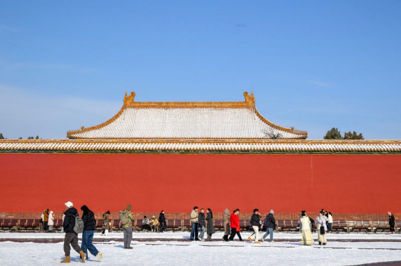 2025年12月13日，游客在雪后初霁的故宫游览。新华社记者 金良快 摄