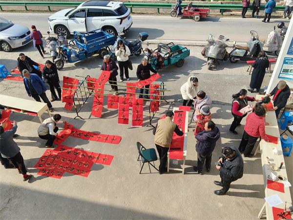 黄山新潭镇：翰墨飘香迎新春 写联送福暖人心