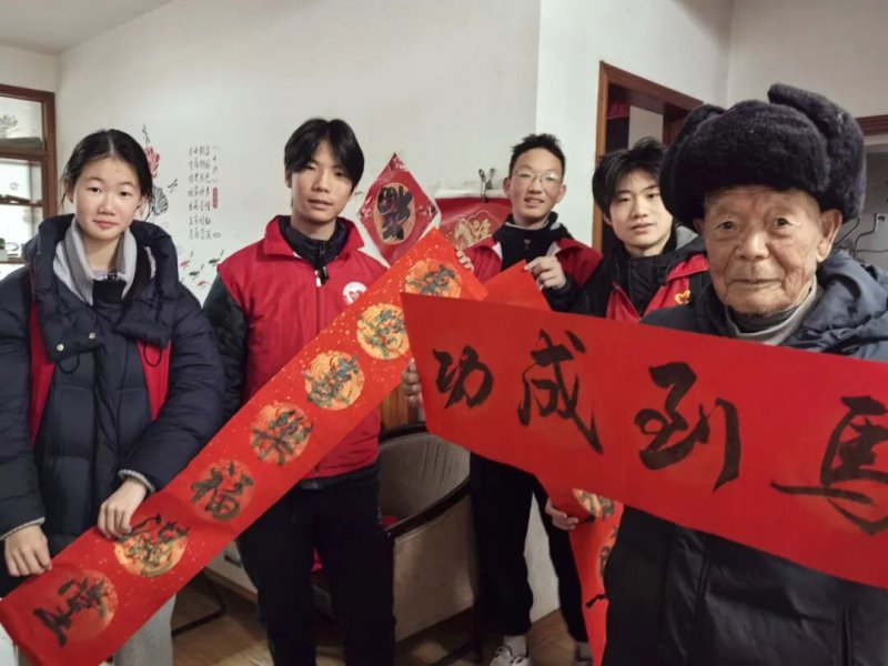 黄山阳湖镇：翰墨迎春送祝福 民生政策暖万家