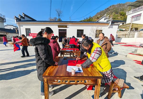 休宁：新春送福进乡村 翰墨书香年味浓