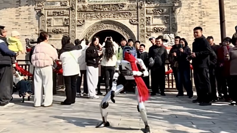 【新春走基层】当机器人遇上古戏台 亳州花戏楼解锁科技新年味