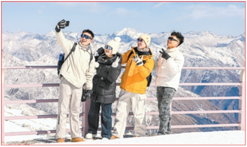 冰雪旅游热潮涌动（新时代画卷）