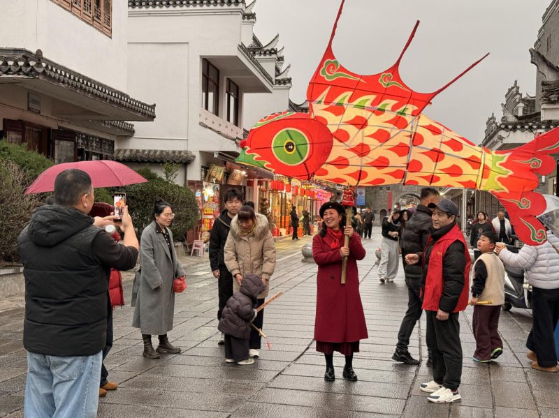 【新春走基层】雨落三河，鱼灯起舞时