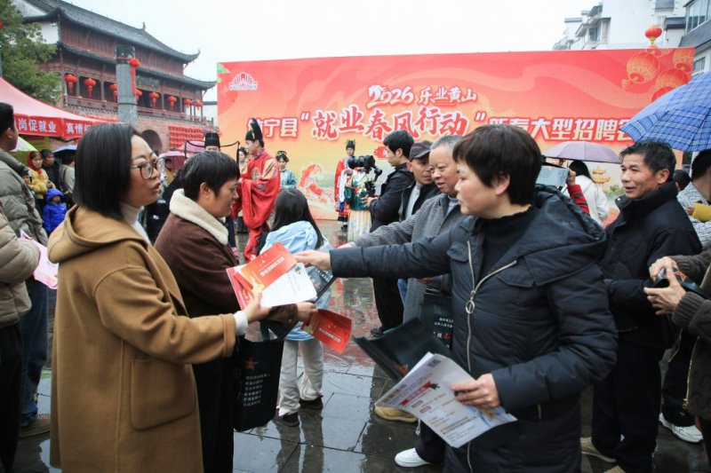 招聘会现场人头攒动