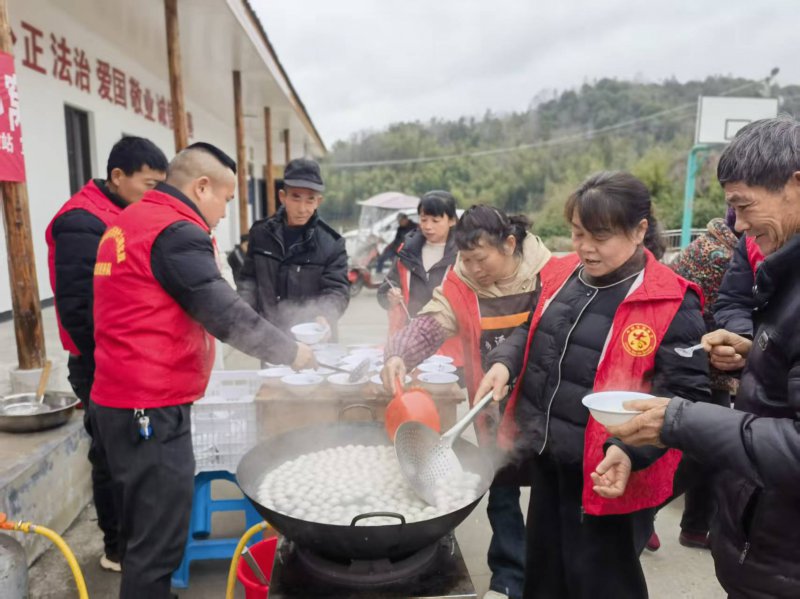 休宁渭桥乡：志愿红守护夕阳红  小汤圆承载敬老情