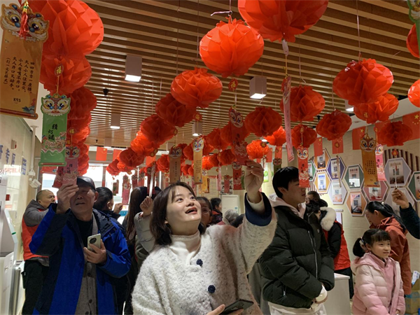 黄山市屯溪区图书馆举行灯谜会