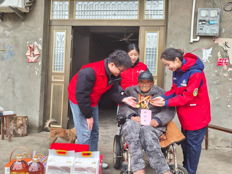 传承雷锋精神 致敬百岁英雄