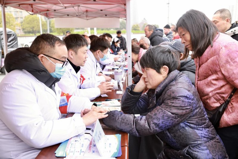 阜阳市颍东区：文明实践在身边 雷锋行动暖人心