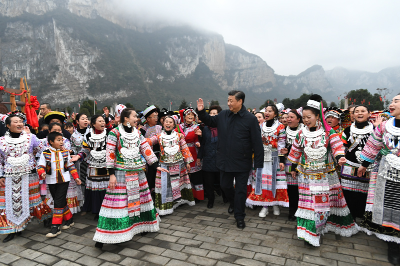 2021年2月3日，习近平总书记在毕节市黔西县新仁苗族乡化屋村考察结束时，乡亲们依依不舍簇拥着总书记，齐唱苗家留客歌。