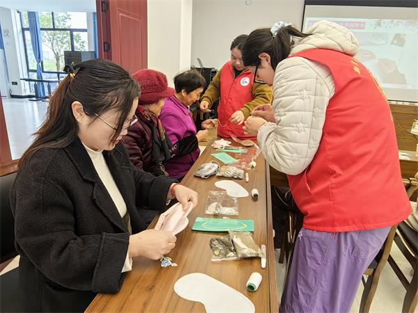 黄山市高铁社区：巾帼健康行 本草润芳华