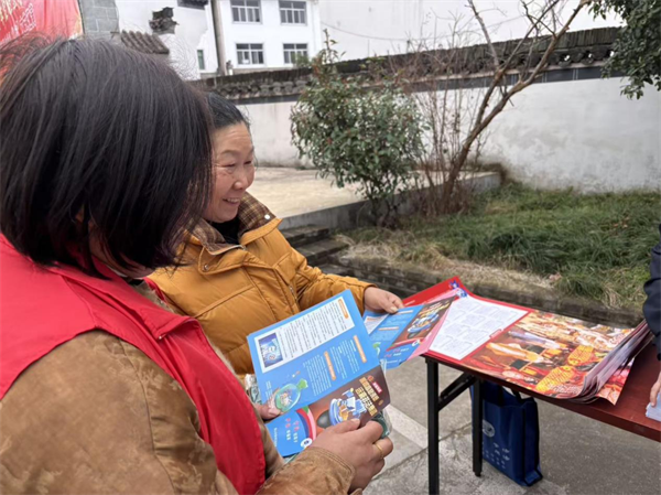 黄山西溪南镇：“义诊义剪”添新意 金融防非入民心