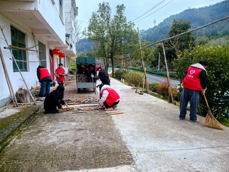 红马甲扮靓和美乡村 志愿情守护百姓心安