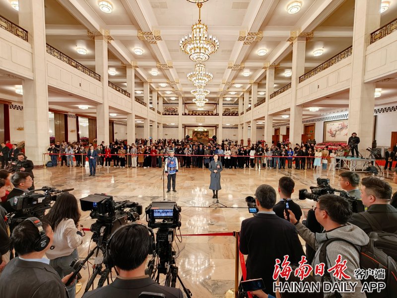 这位海南代表把人与雨林的海南故事带上“代表通道”