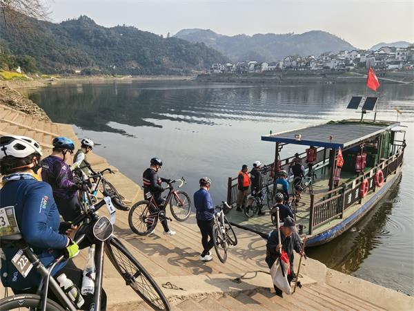 歙县深渡镇：志愿暖赛道 山水迎骑行