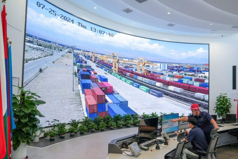 △ 在中哈（连云港）物流合作基地，工作人员通过“中哈物流场站”信息化跟踪系统查看集装箱运输情况（2024年7月25日摄）。