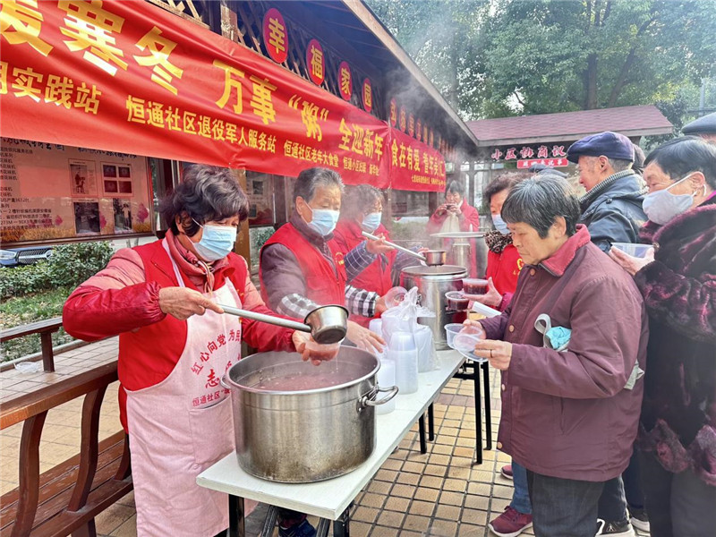 社区为老人举行腊八节活动。 合肥市民政局供图