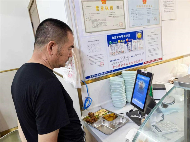 为老人提供助餐服务。 合肥市民政局供图