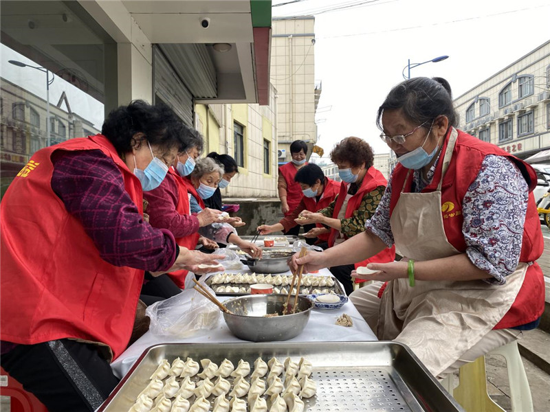 社区组织老人一起包饺子等公益活动。 合肥市民政局供图