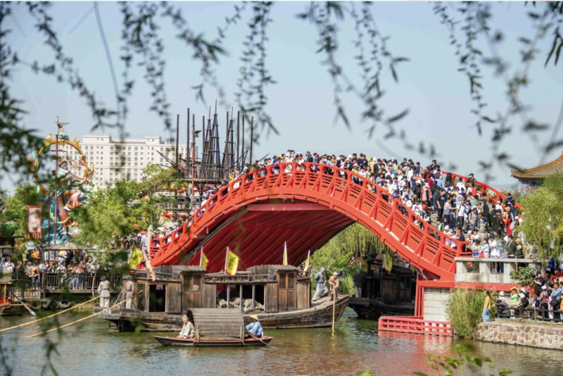 清明上河园人头攒动。受访者供图