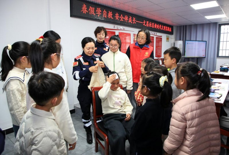 休宁县老兵志愿者应急救援队队员手把手教学生急救技能
