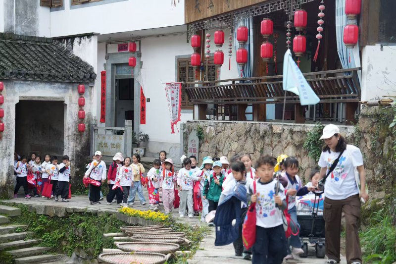 黄山徽州区：古韵焕发新活力  春日徽州醉游人 