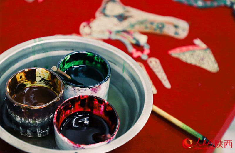 制作皮影的染色工具。人民网记者 孙挺摄