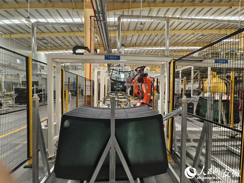 福耀安徽全产业链生产基地生产车间。人民网 陶伟摄