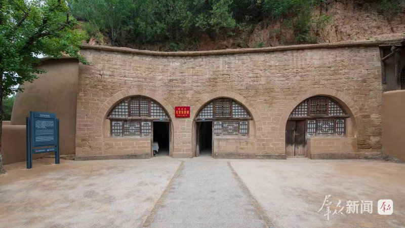 杨家岭革命旧址毛泽东旧居前。