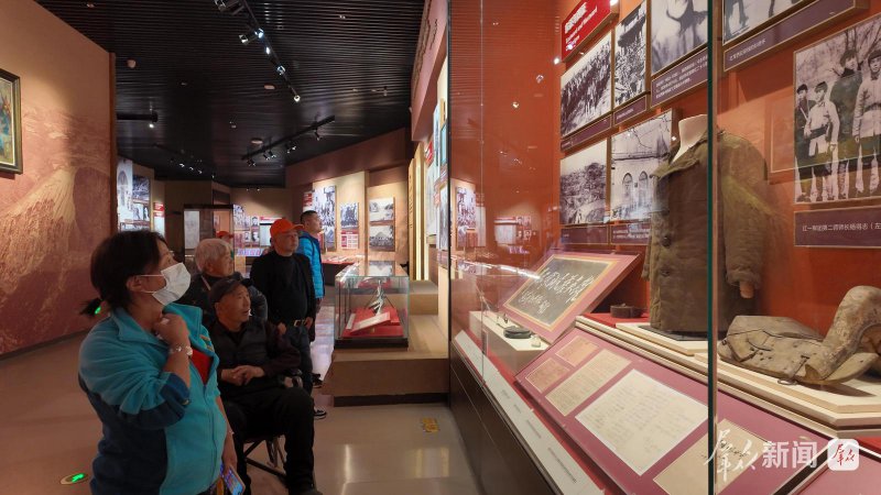 3月25日，游客在延安革命纪念馆参观。