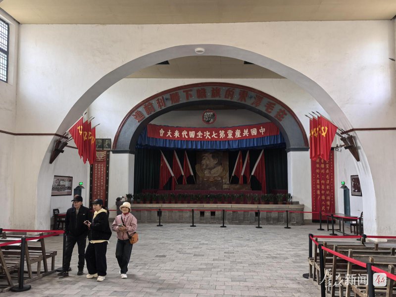 3月24日，游客在杨家岭革命旧址参观。