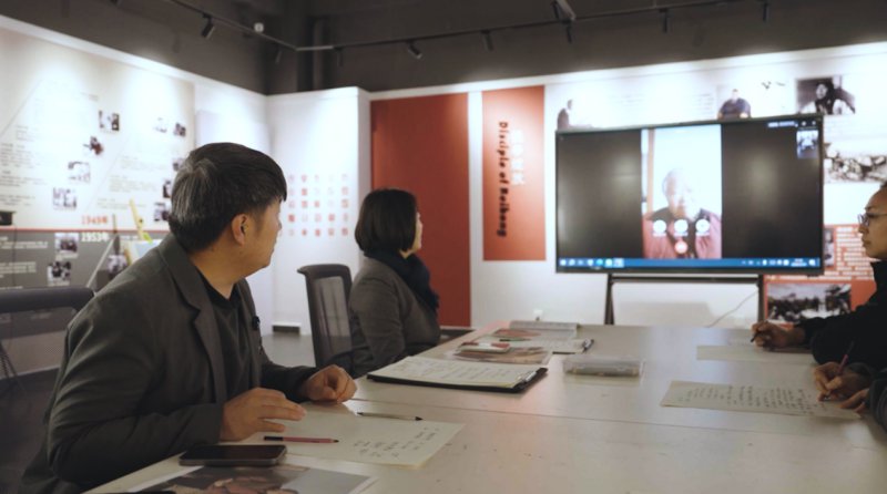 专业老师和学生与钱秀娟老人视频连线。人民网记者 邱宇哲摄