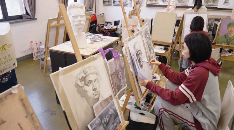 学生赵芯熠修改画像细节。人民网记者 邱宇哲摄